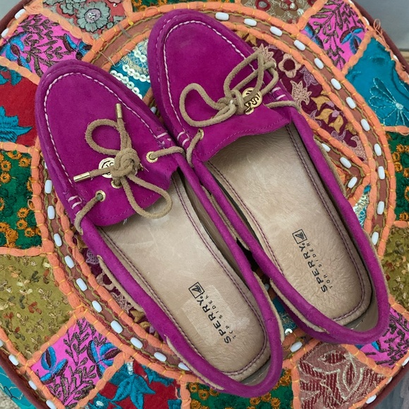Sperry Shoes - HP 🎉Women’s Sperry shoes size 5.5 magenta color EUC